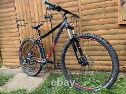 Vélo de montagne Voodoo Aizan 29 1 x 10 avec dérailleur et tige de selle téléscopique améliorés