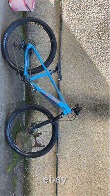 Vélo de montagne Whyte 405 bleu en bon état avec quelques égratignures