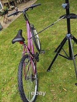 Vélo de montagne pour dames, 18 vitesses, roue de 27,5 pouces, violet, modèle Freespirit Tread Plus, emballé.